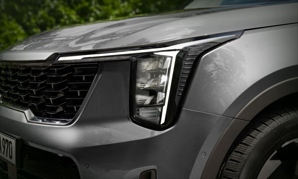 Kia Sperandio - Concession�ria Autorizada e Revenda Kia em SC Far�is e DRL em LED O Sorento traz far&oacute;is verticais em LED e luzes de condu&ccedil;&atilde;o diurna (DRL) com assinatura &ldquo;Star Map&rdquo;, inspirada nas...