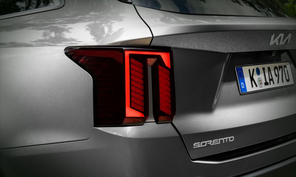 Kia Sperandio - Concession�ria Autorizada e Revenda Kia em SC Luzes traseiras modernas As luzes traseiras verticais com LEDs diagonais real&ccedil;am a sofistica&ccedil;&atilde;o e o design futurista do novo Kia Sorento.&nbsp; 